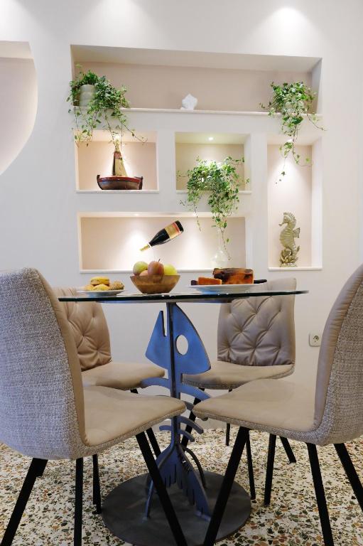 a table and chairs in a room with plants at Sykea Luxury Apartment in Xylokastro