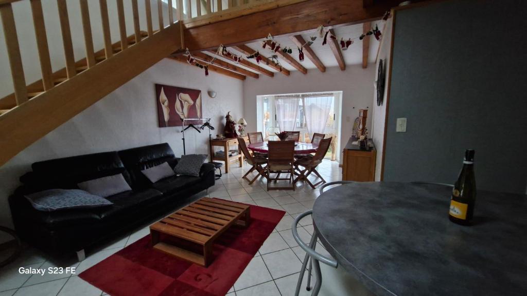 Posezení v ubytování Gîte spacieux et lumineux proche centre ville