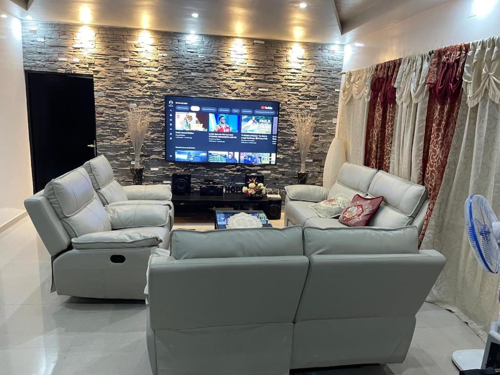 Televisyen dan/atau pusat hiburan di Bella villa in Djidjole