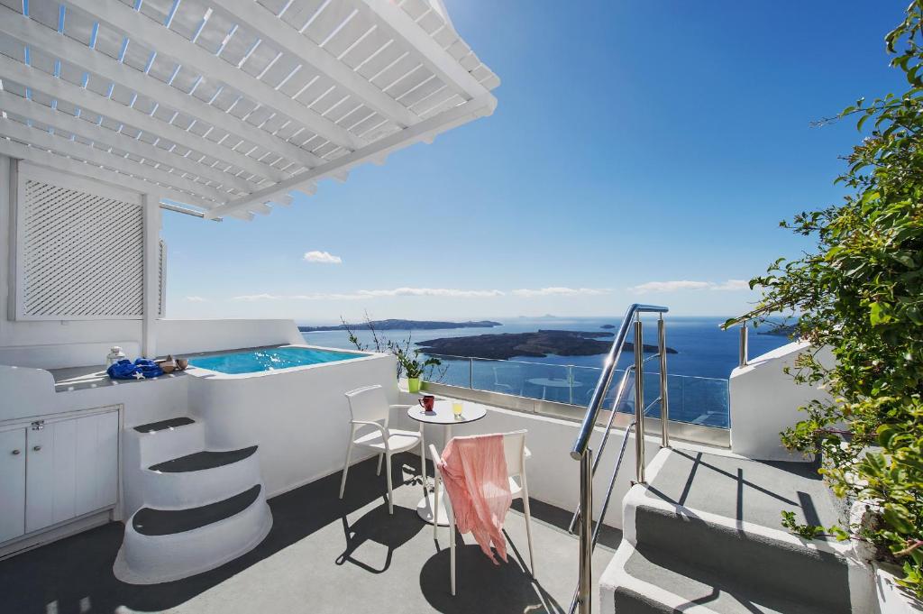 balcón con piscina y vistas al océano en Alba Cave Villa, en Imerovigli