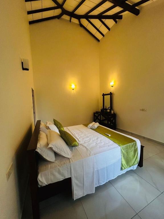 Postel nebo postele na pokoji v ubytování Neem Aura Home Stay