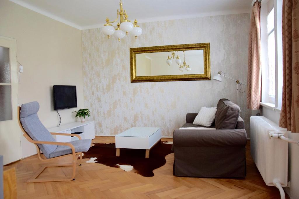 TV a/nebo společenská místnost v ubytování Classical House in Prague 6