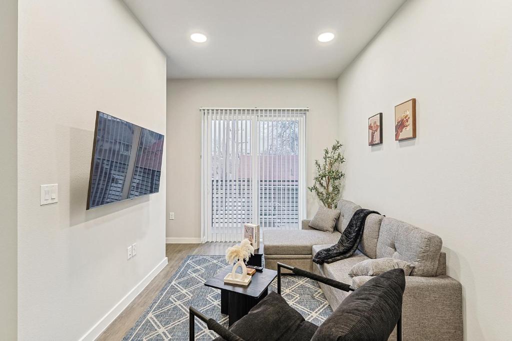 Ruang duduk di Chic 1BD Loft Near Sundance Square with Pool & Gym
