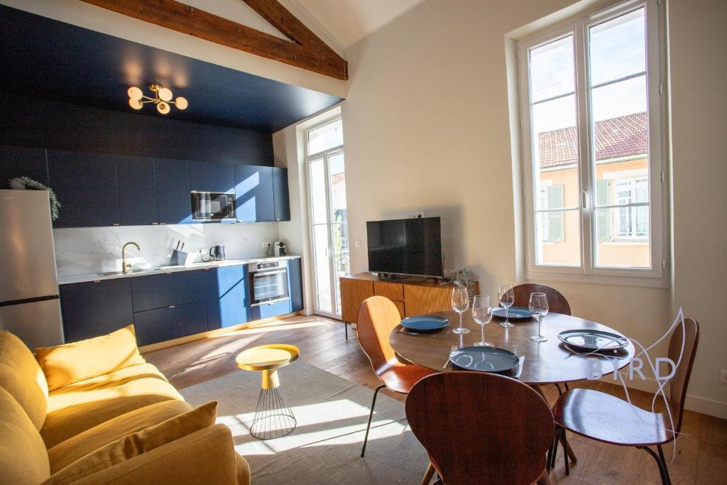 Il comprend un salon avec une table à manger et une cuisine. dans l'établissement Nice Flat 