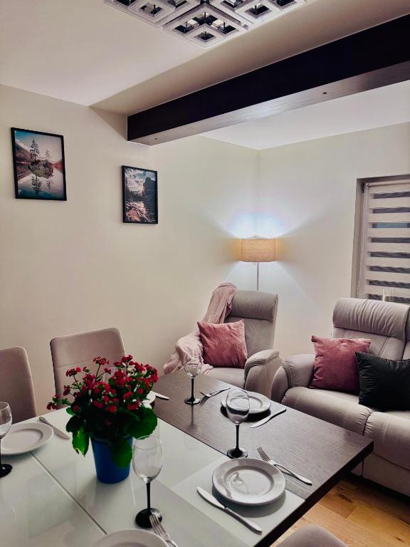 a living room with a table and a couch at Dom na Styku in Jaworzynka