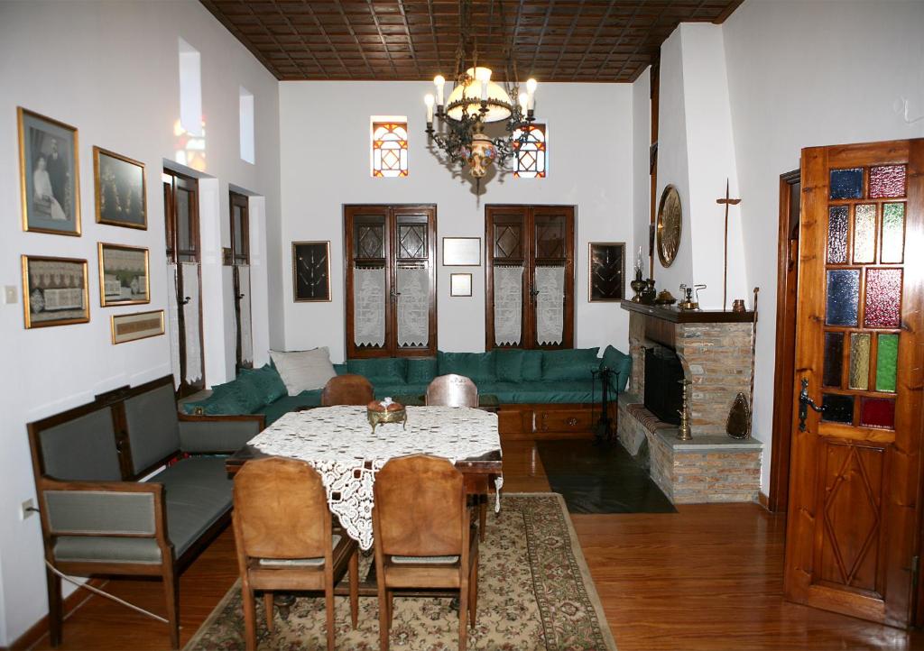 Posezení v ubytování Archontiko Repana - Makrinitsa Stone Retreat