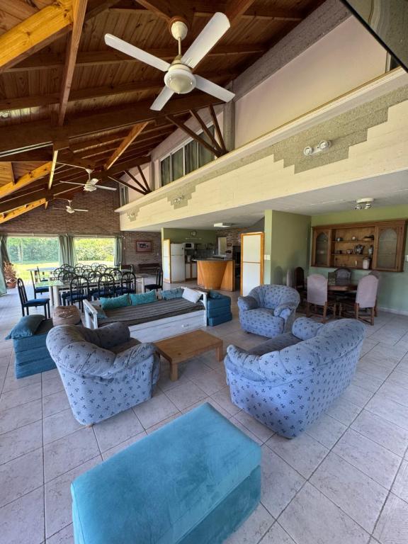 una gran sala de estar con sofás y mesa de billar. en La Divina Chapadmalal, en Chapadmalal