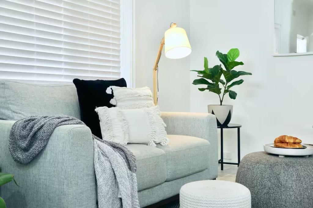 Posezení v ubytování Cosy and calm unit in Cronulla formerly Beautifully renovated quiet unit in Cronulla
