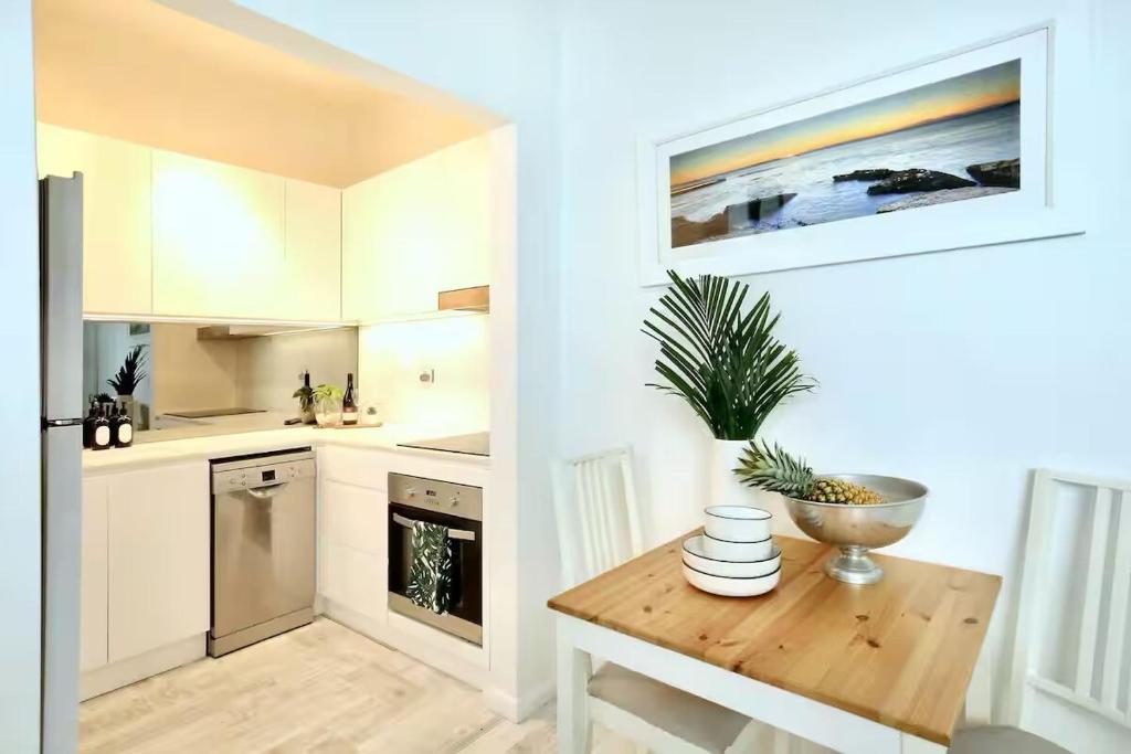 Kuchyň nebo kuchyňský kout v ubytování Cosy and calm unit in Cronulla formerly Beautifully renovated quiet unit in Cronulla