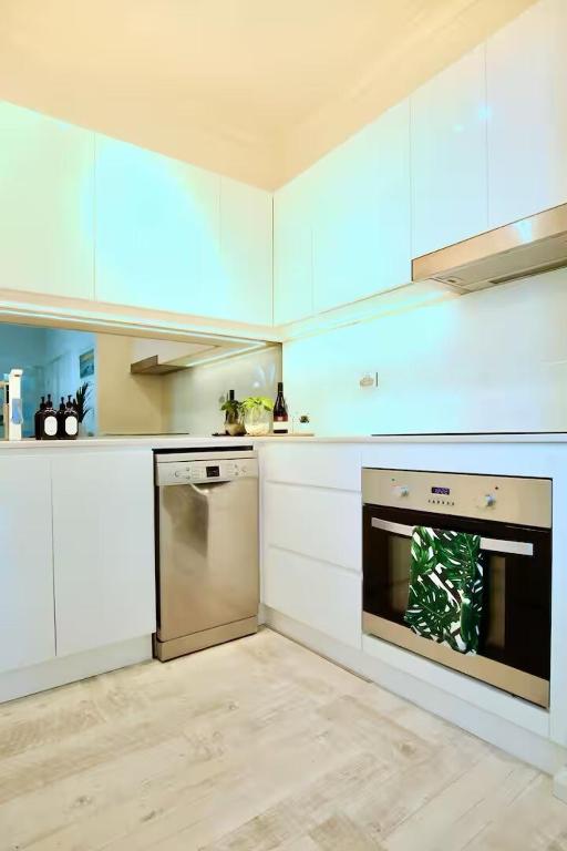 Kuchyň nebo kuchyňský kout v ubytování Cosy and calm unit in Cronulla formerly Beautifully renovated quiet unit in Cronulla