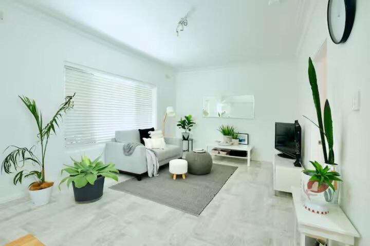 Posezení v ubytování Cosy and calm unit in Cronulla formerly Beautifully renovated quiet unit in Cronulla
