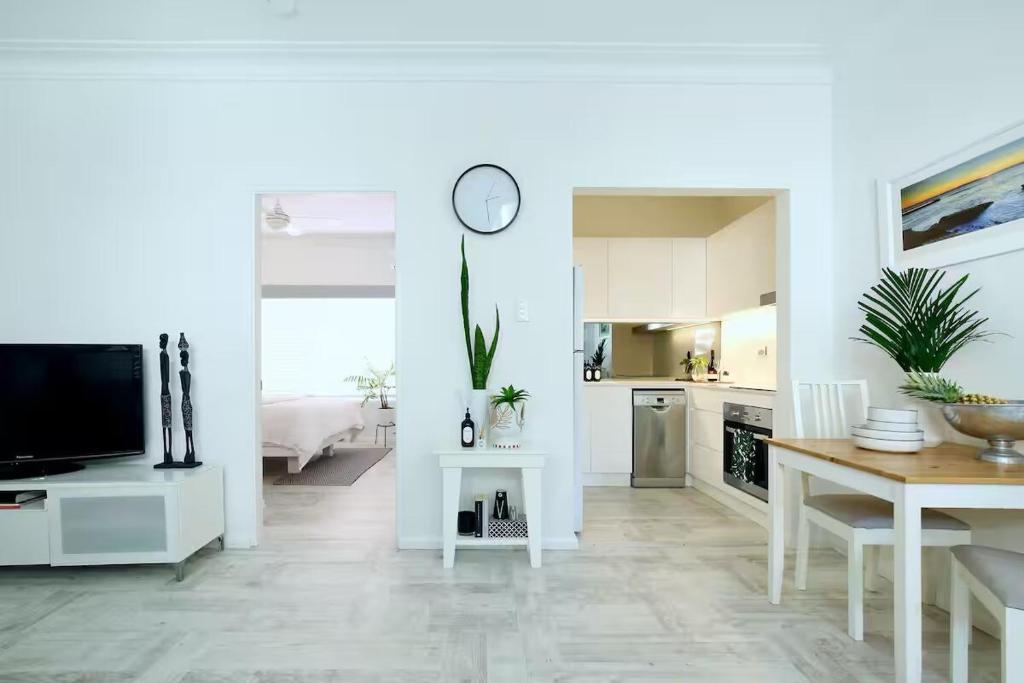 Kuchyň nebo kuchyňský kout v ubytování Cosy and calm unit in Cronulla formerly Beautifully renovated quiet unit in Cronulla