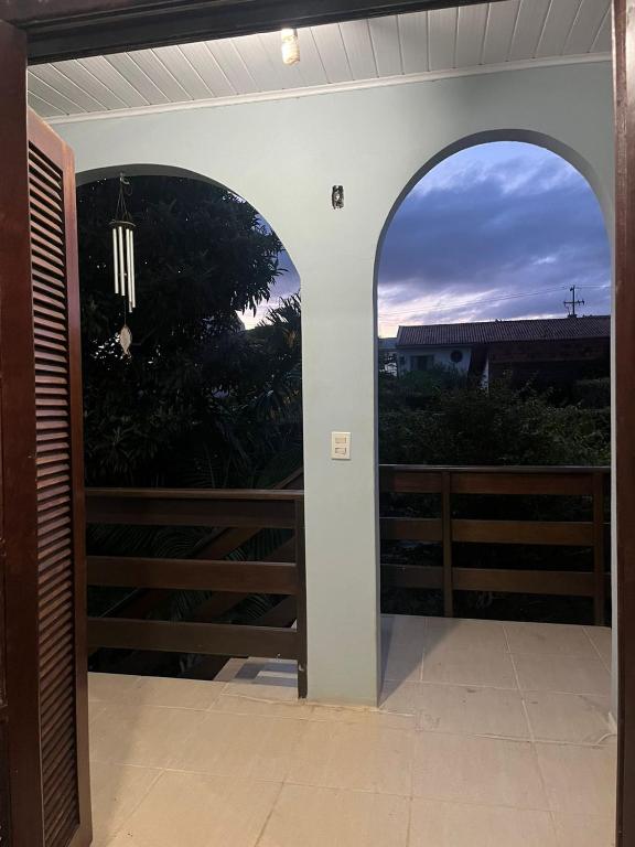 an archway leading to a patio with a fence at Apartamento disponível para aluguel durante o Show Rural in Cascavel