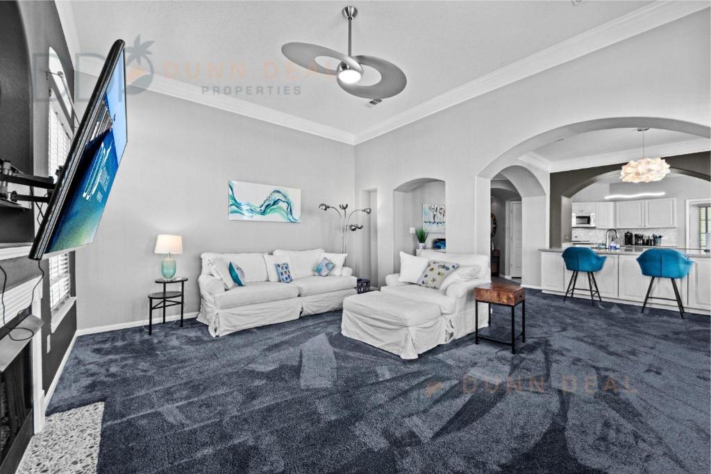 sala de estar con 2 sofás blancos y cocina en Legacy Villa 1506, en Gulfport