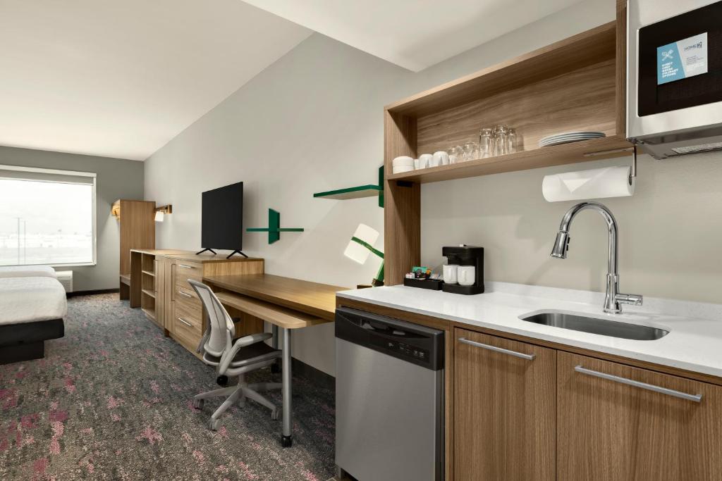 Kuchyň nebo kuchyňský kout v ubytování Home2 Suites By Hilton San Juan