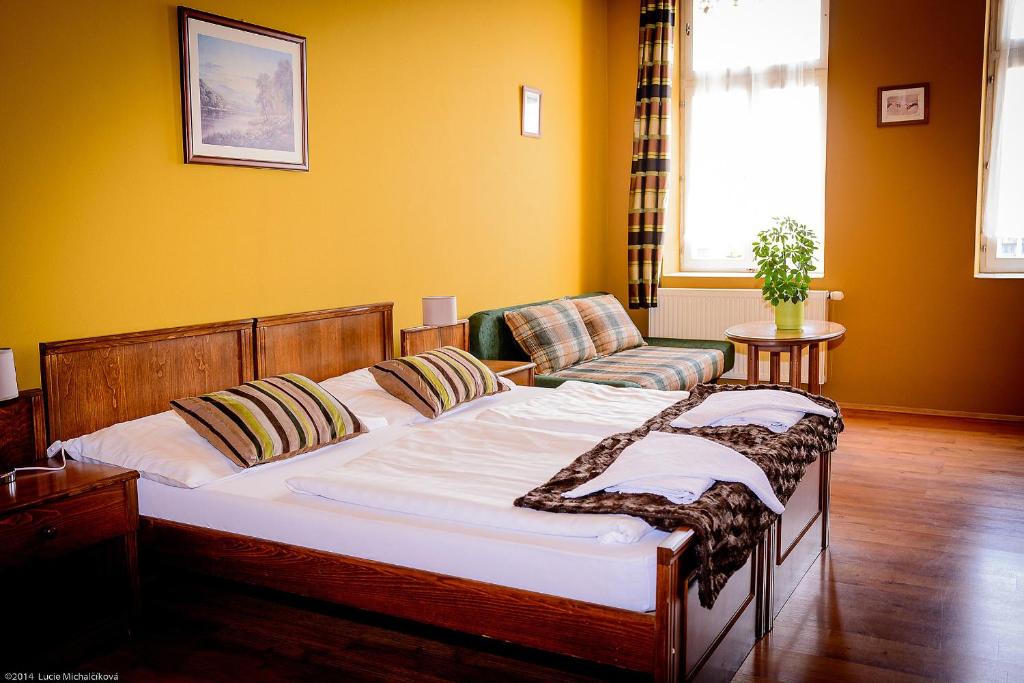 Postel nebo postele na pokoji v ubytování Penzion Pod Kašnou