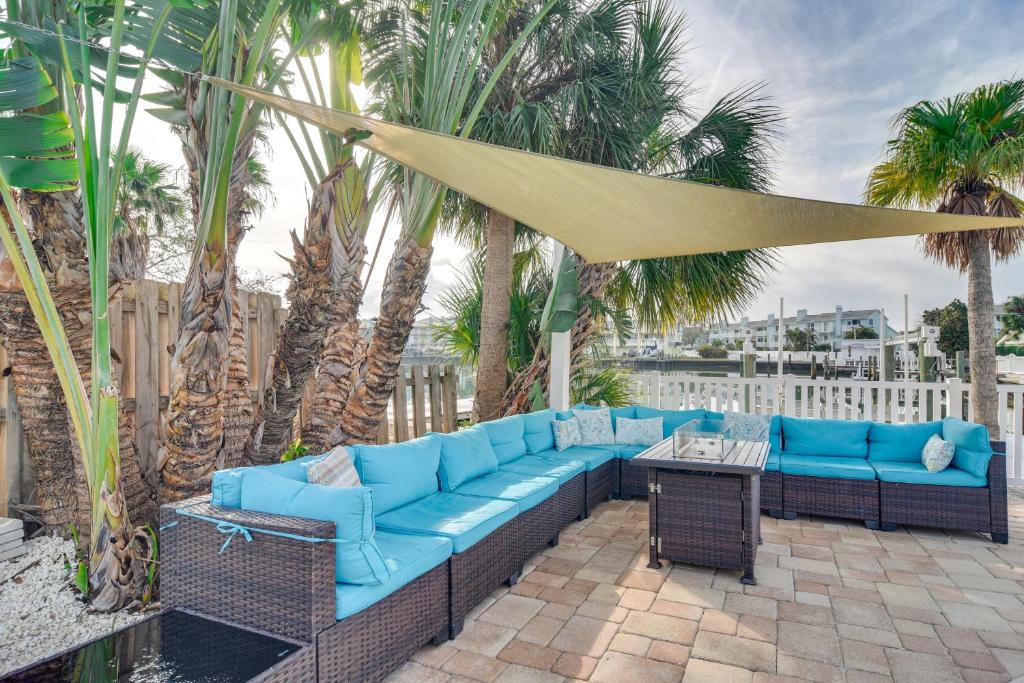 クリアウォーター・ビーチにあるEasy Access to Beach Canal-Front Home with Poolの- パティオ(青いソファ、ハンモック付)