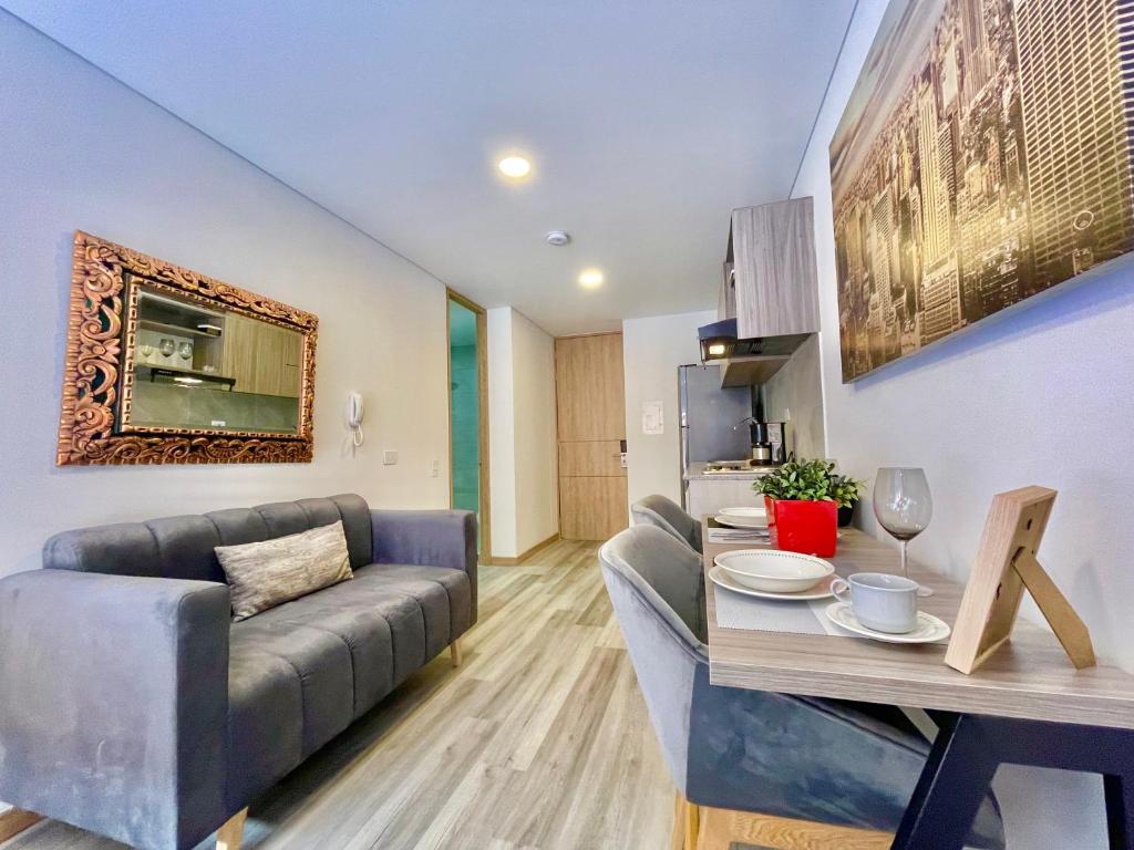 een woonkamer met een bank en een tafel bij 94th Street ONCE in Bogota