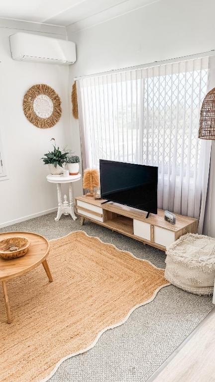 TV a/nebo společenská místnost v ubytování Beach Bungalow Yeppoon