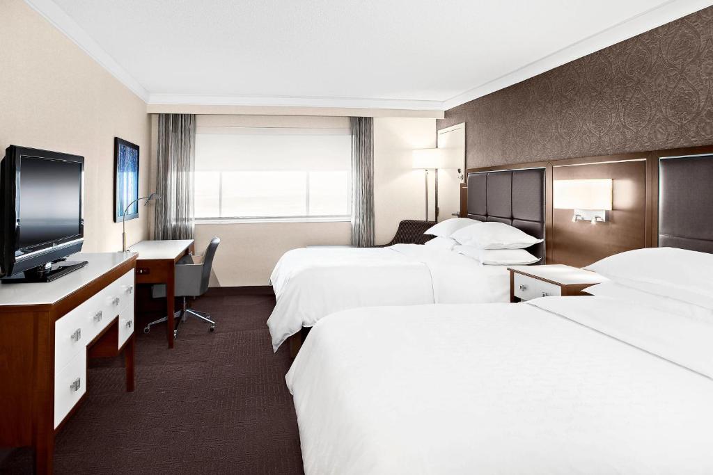 TV a/nebo společenská místnost v ubytování Sheraton Laval Hotel