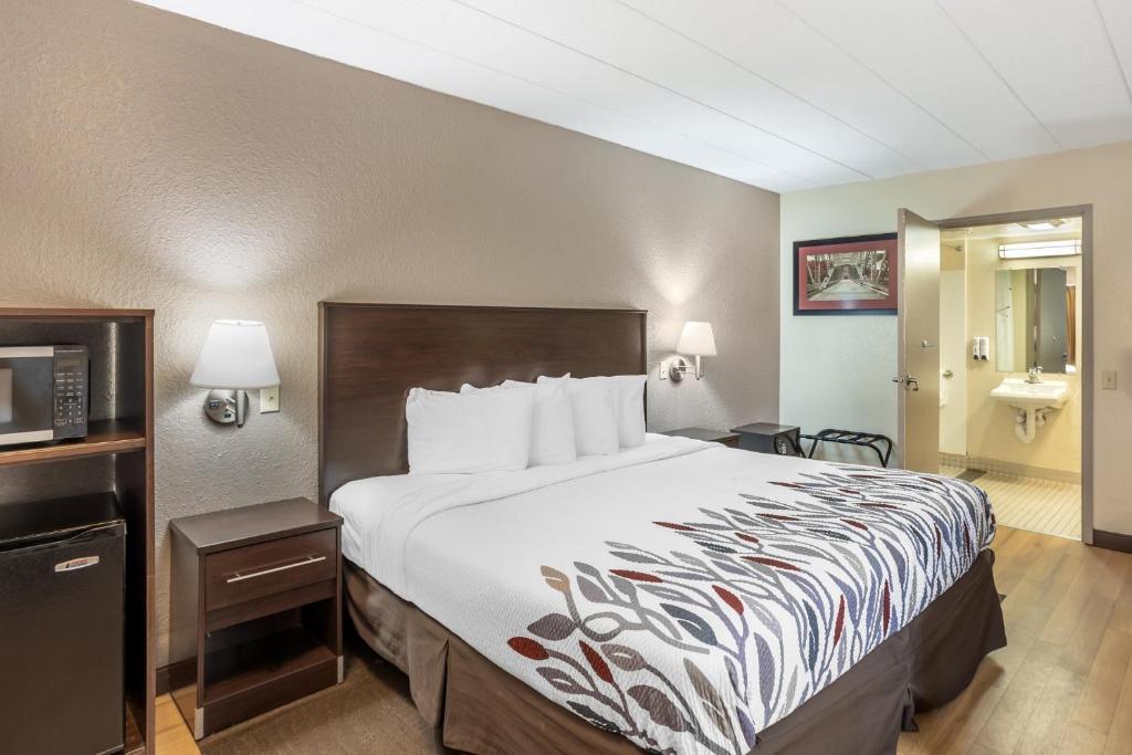 Red Roof Inn Danville, PA - Business King Room Disability Access Smoke Free