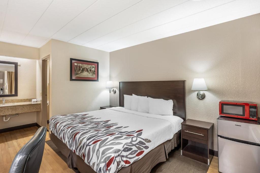 Red Roof Inn Danville, PA - Deluxe King Room Smoke Free