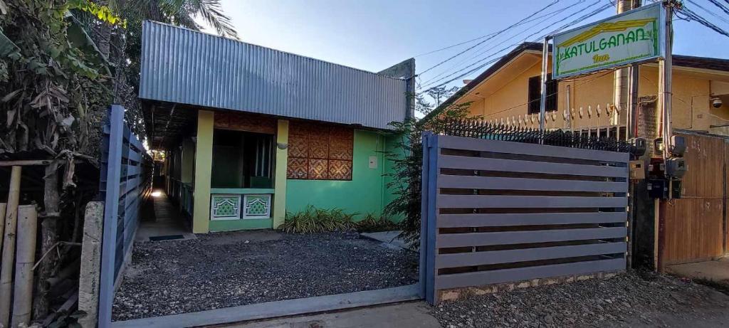 una casa con un cancello davanti di Katulganan Inn a Panglao