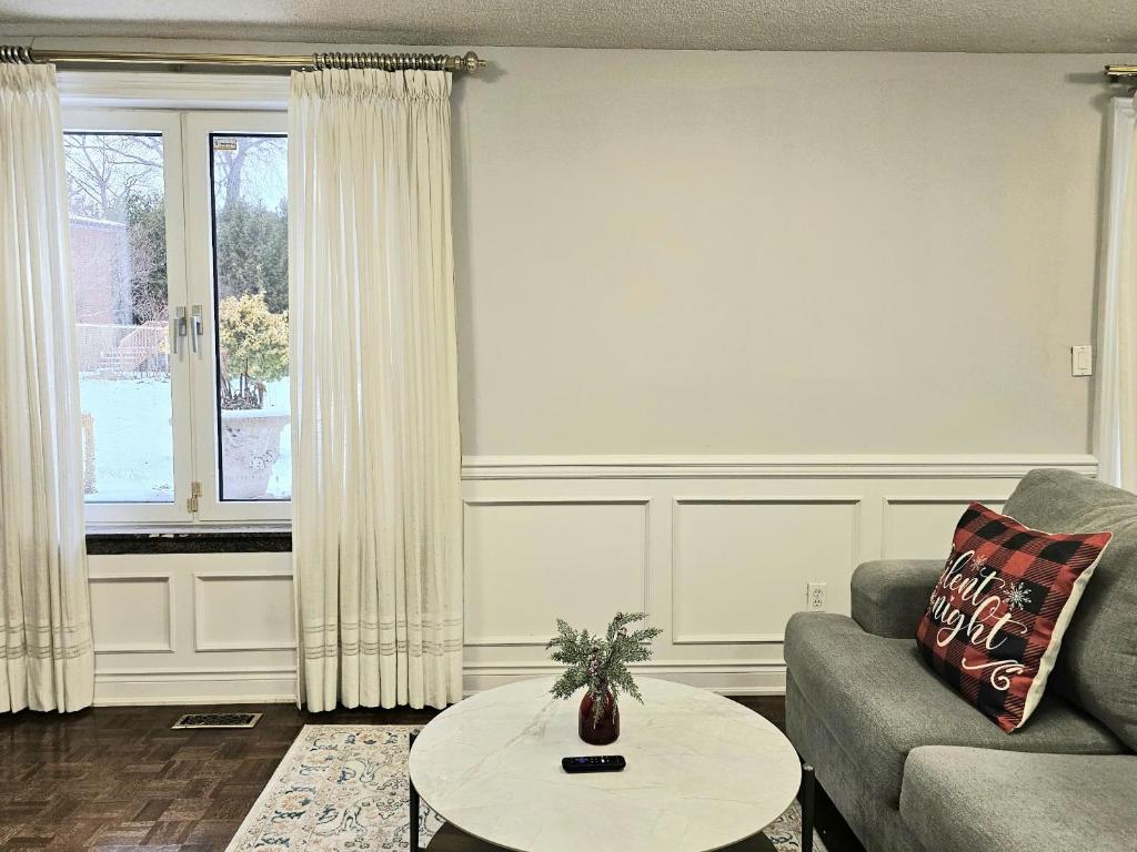 Posezení v ubytování A Home Away-Deluxe Guest Room in Toronto