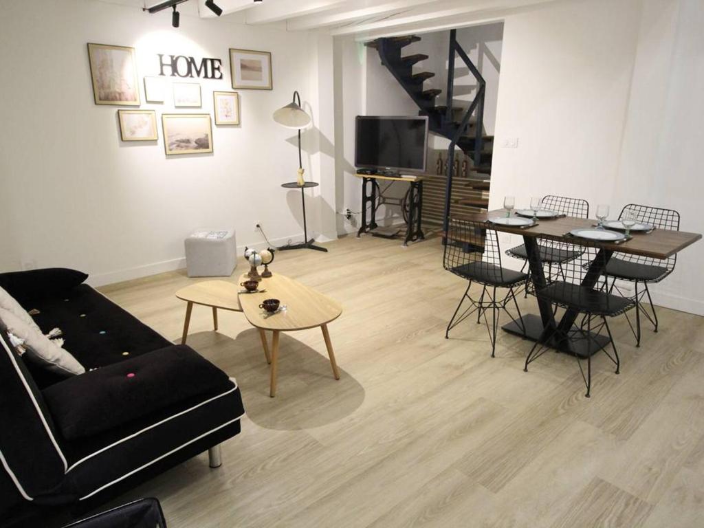 Photo de la galerie de l'établissement T3 Centre Luchon avec Parking pour 4 Pers - FR-1-313-240, à Luchon