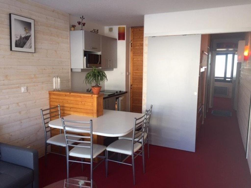 une cuisine et une salle à manger avec une table et des chaises dans l'établissement Appartement 6 pers, accès pistes, vue montagne - FR-1-602-120, à Arette