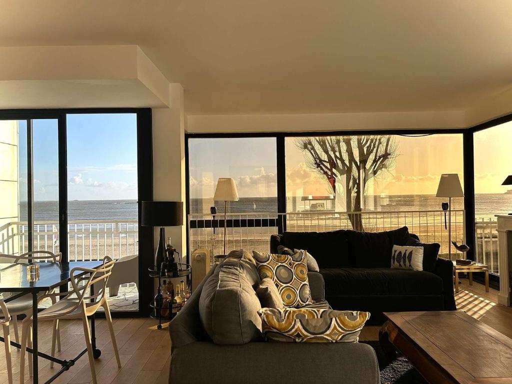 un salon avec un canapé et une table dans l'établissement Appartement 3 pièces rénové face mer - 4 personnes La Baule - FR-1-245-211, à La Baule