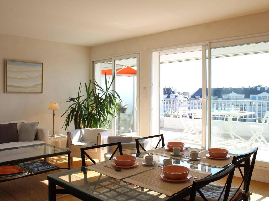 un salon avec une table, des chaises et un canapé dans l'établissement Appartement 5 pièces 8 pers. avec terrasse et parking à La Baule - FR-1-245-212, au Pouliguen