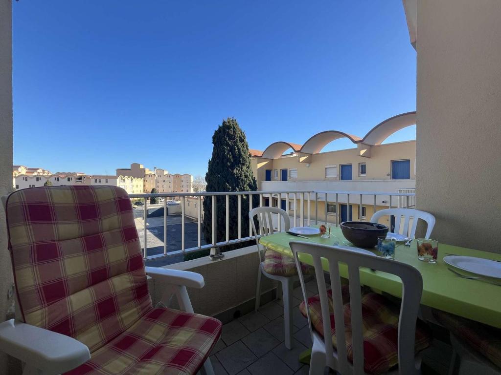 un balcon avec une table et des chaises et une vue dans l'établissement Appartement 2P avec terrasse à Gruissan - FR-1-229-892, à Gruissan