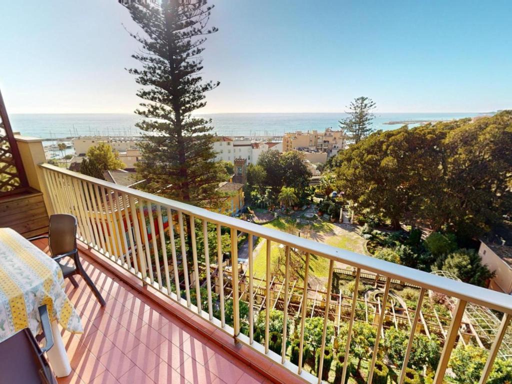 un balcon avec vue sur l'océan dans l'établissement 3P calme climatisé avec terrasse, vue mer et parking - FR-1-196-373, à Menton