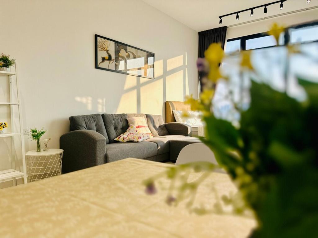 Ruang duduk di Elegant 2BR Luxury Suite in Haaven