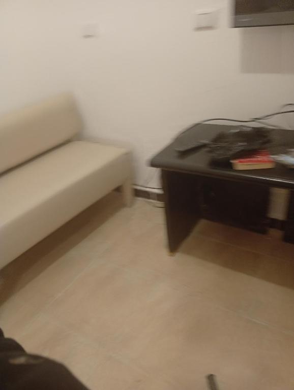 Posezení v ubytování Downtown room near gym pool beach shops walking distance from all entertainment and shopping