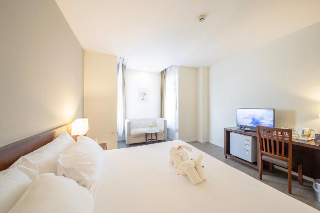 Postel nebo postele na pokoji v ubytování Golden Crown Grand Hotel