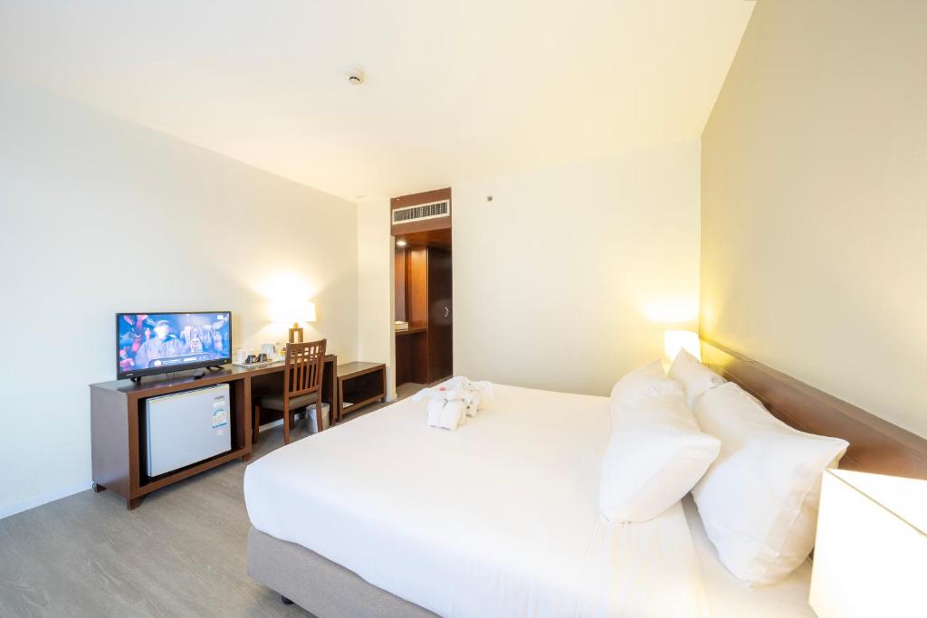 Postel nebo postele na pokoji v ubytování Golden Crown Grand Hotel