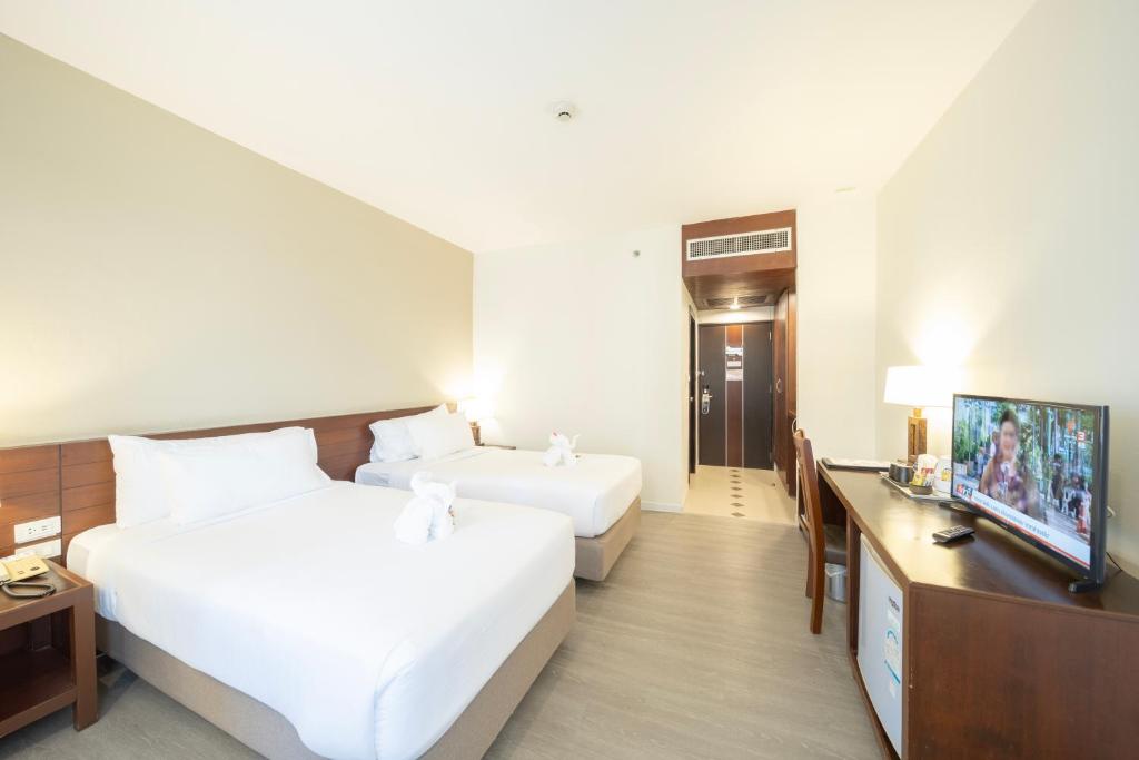 Postel nebo postele na pokoji v ubytování Golden Crown Grand Hotel