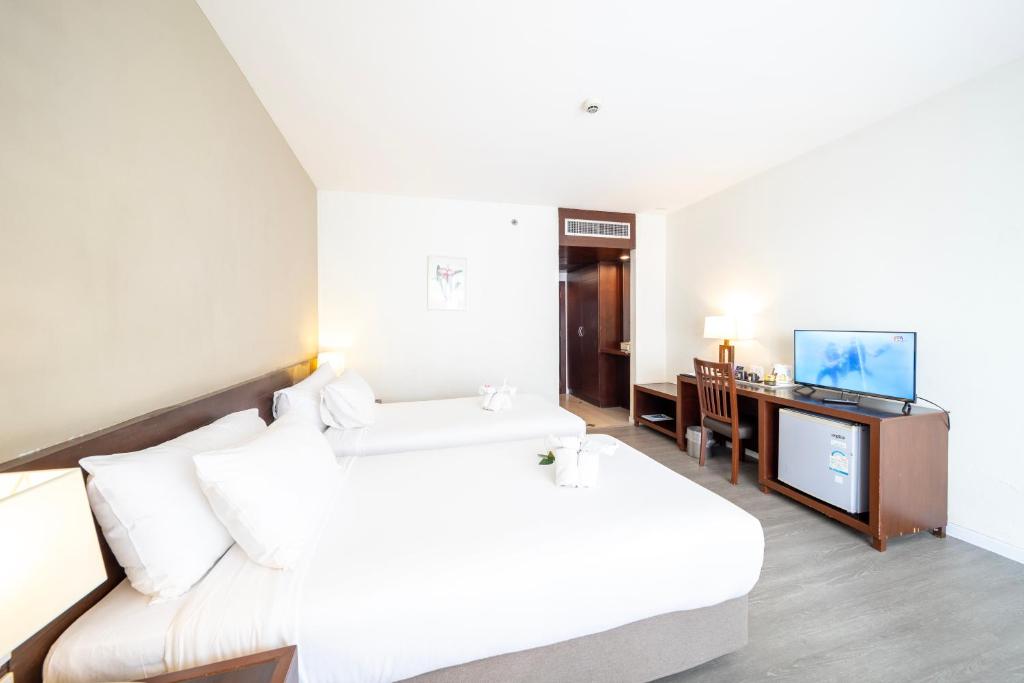 Postel nebo postele na pokoji v ubytování Golden Crown Grand Hotel