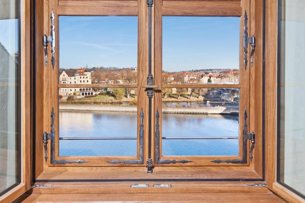 Výhled na řeku, která protéká v blízkosti hotelu