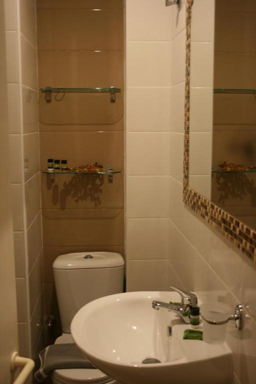 Koupelna v ubytování Aegli Hotel