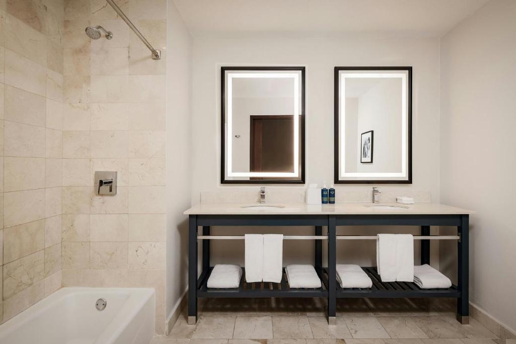 Un baño de Four Points by Sheraton 
