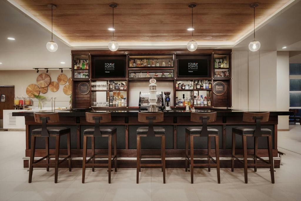 El salón o zona de bar de Four Points by Sheraton 