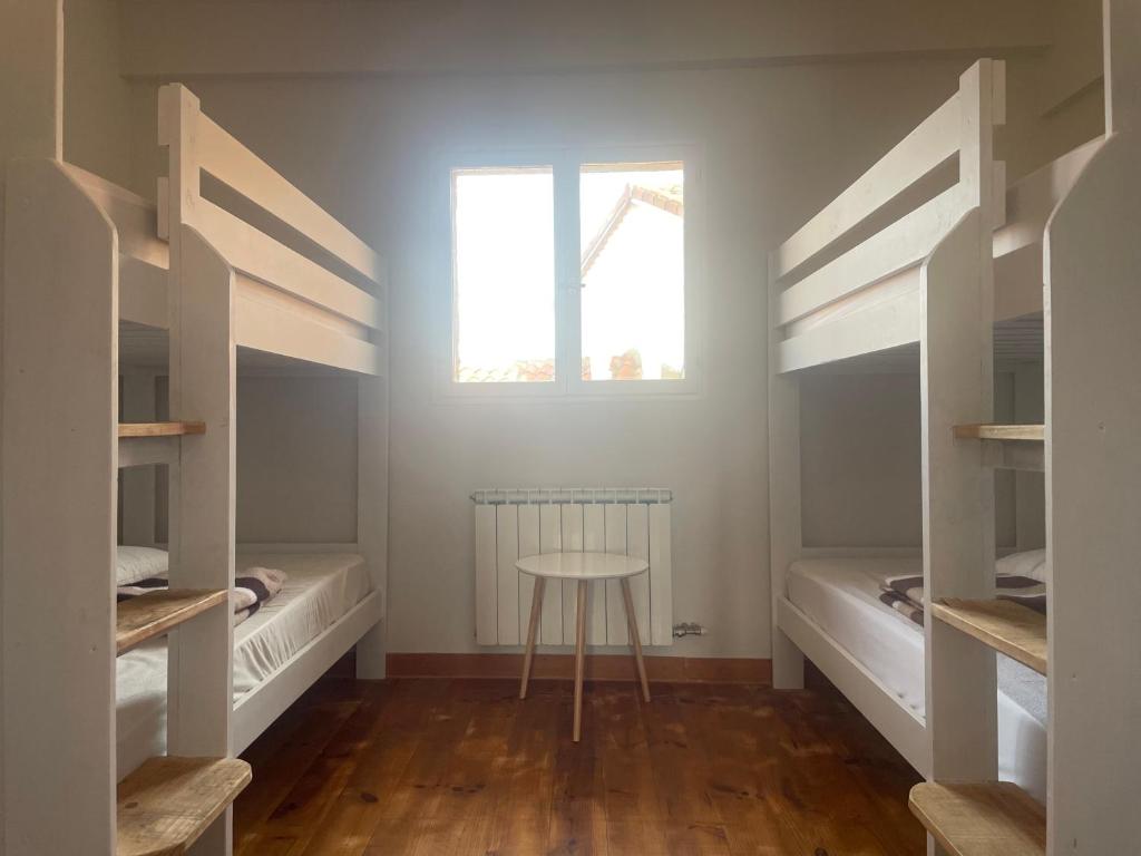 Posteľ alebo postele v izbe v ubytovaní Las Hadas Albergue -solo para Peregrinos - Vegano -Bar