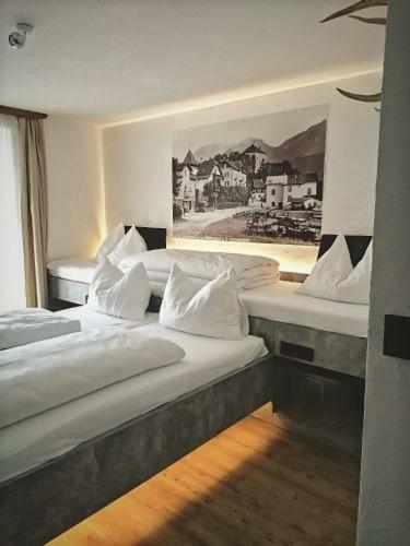 Postel nebo postele na pokoji v ubytování Hotel Adler