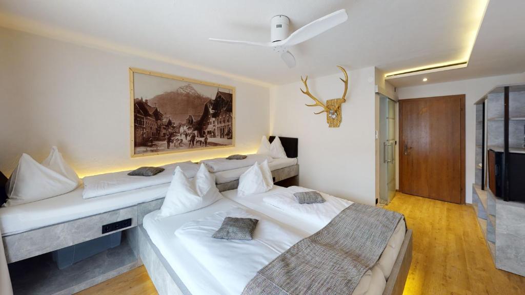 Postel nebo postele na pokoji v ubytování Hotel Adler