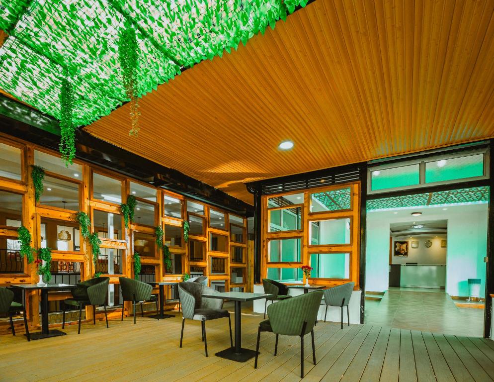 ein Restaurant mit Tischen und Stühlen in einem Gebäude in der Unterkunft Longview Luxury Resort in Nairobi
