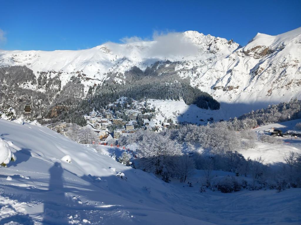 een klein stadje in de sneeuw op een berg bij La Campana 107 in Bielle