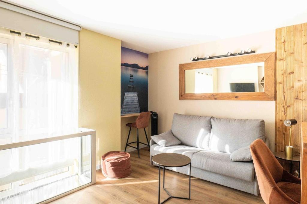 un salon avec un canapé et une table dans l'établissement Le Monnet, à Annecy